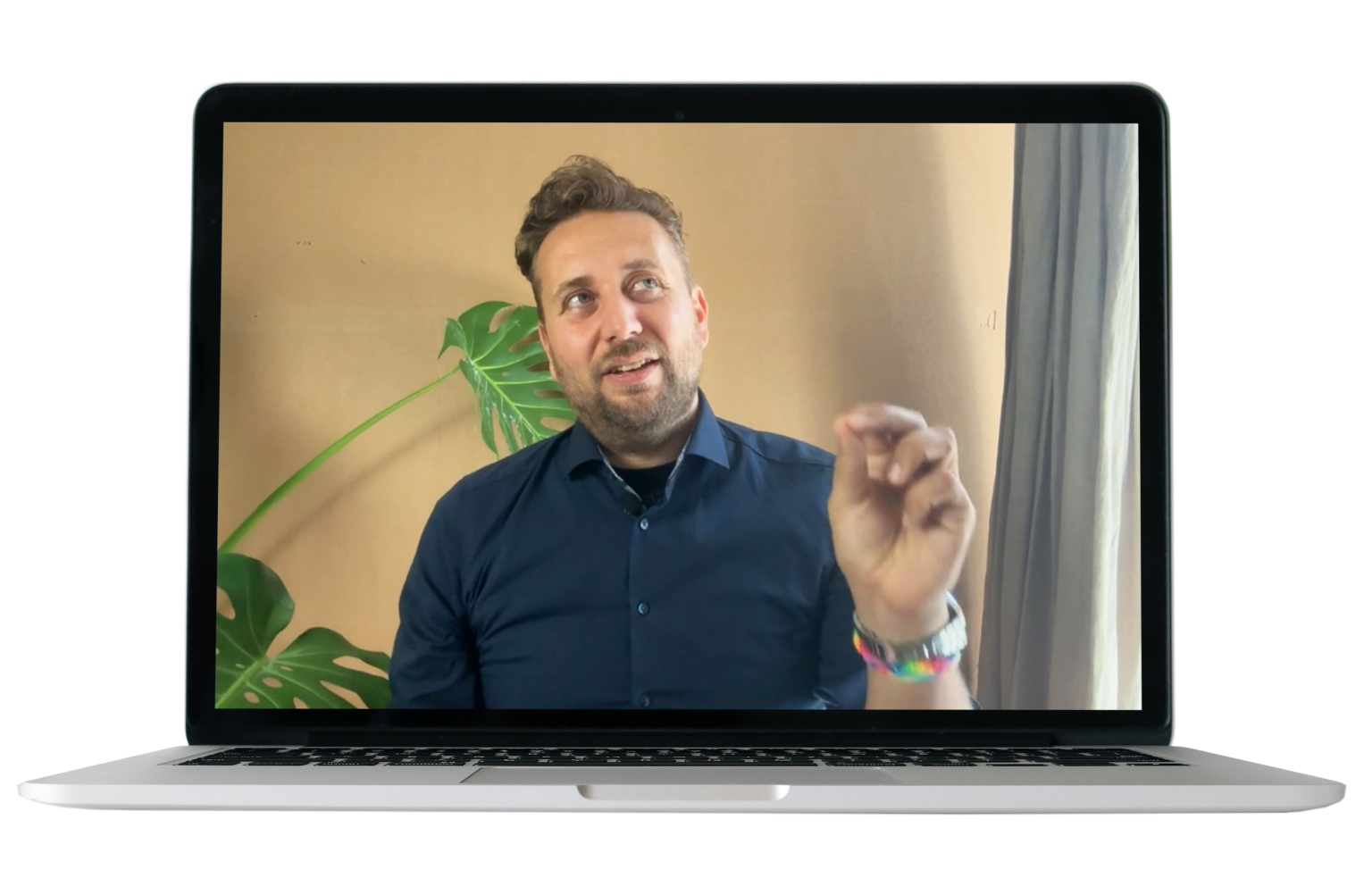 Johannes Albert auf einem Laptop-Bildschirm bei einer Präsentation