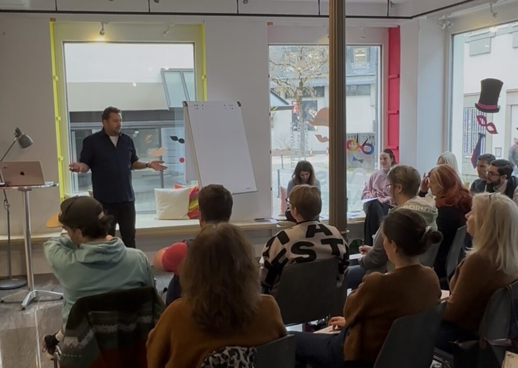 Johannes Alber bei einem Social Media Workshop für Ladeninhaber:innen
